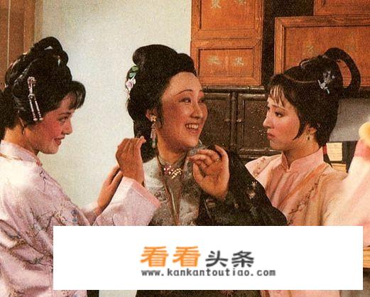 红楼梦中史湘云都是住几天就回家，薛家为什么赖在贾家一住几年不走？