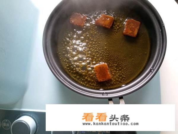 珍珠奶茶里的珍珠是怎么做成的？
