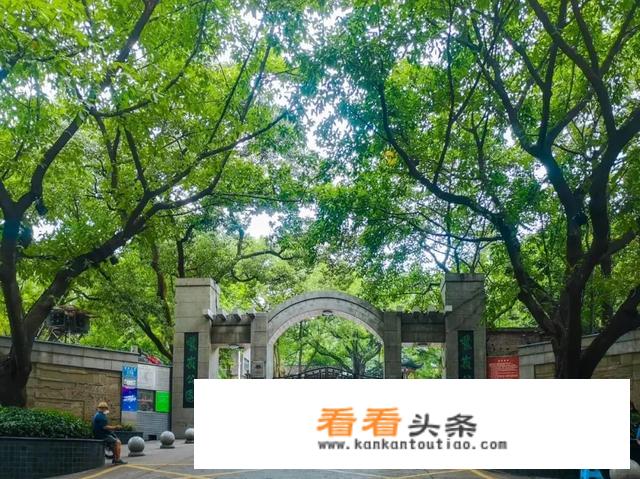 重庆鹅岭公园停车方便吗？