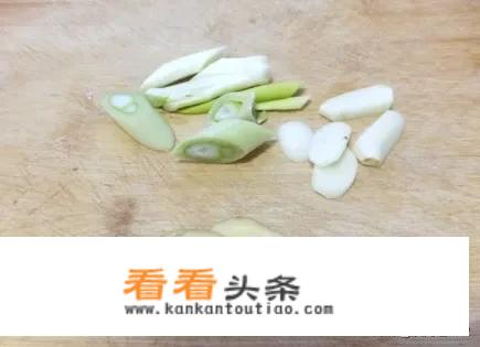 鱼汤怎样才能煮白,放凉水还是热水？