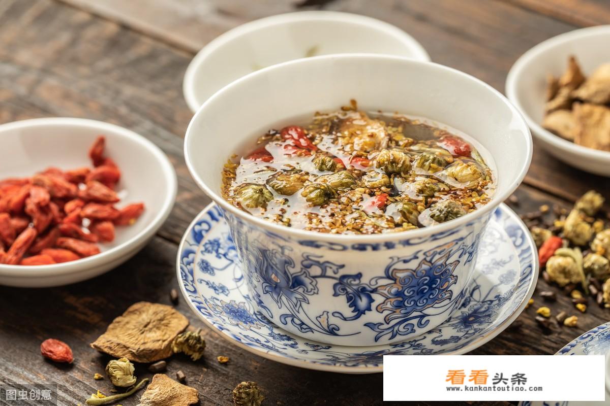 湿气重可以喝黄芪枸杞菊花水吗？