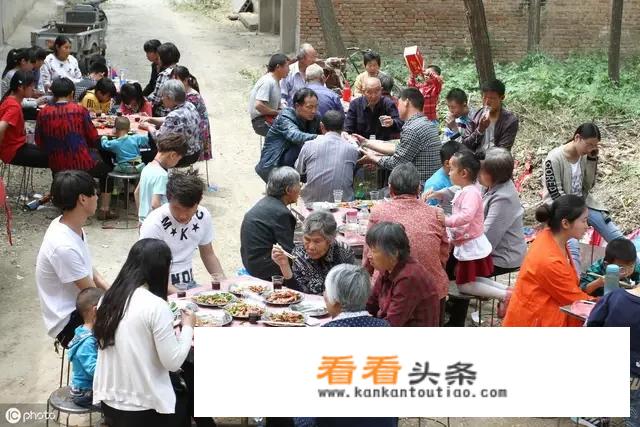 母亲马上过60岁生日了，作为儿女你觉得是给她办酒席好还是带她出去旅游好？