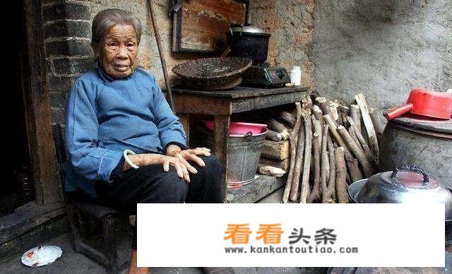 母亲马上过60岁生日了，作为儿女你觉得是给她办酒席好还是带她出去旅游好？