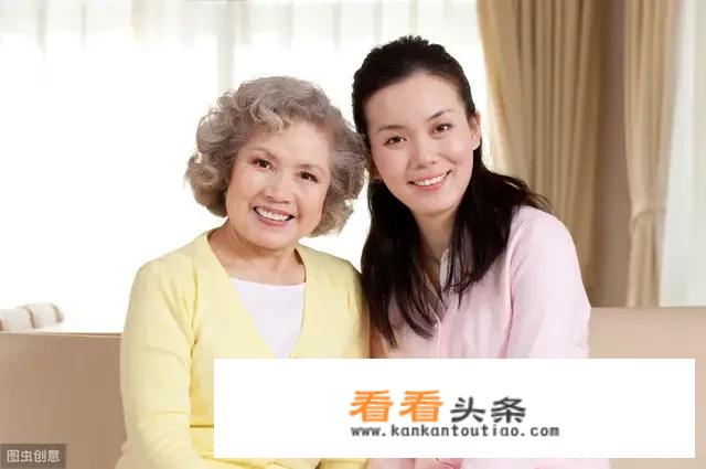母亲马上过60岁生日了，作为儿女你觉得是给她办酒席好还是带她出去旅游好？