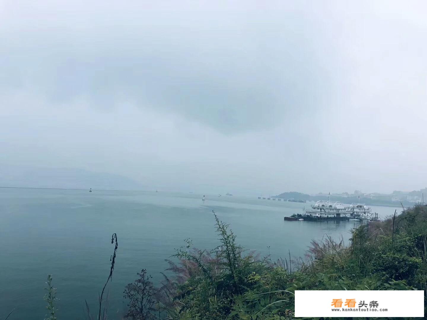 为什么有些人认为旅游业该提高旅游服务质量了？又该如何提高呢？