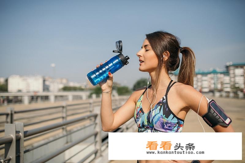 喝水减肥法有没有效?减肥到底每天喝多少水呢