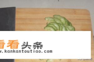 怎么用水果拼出荷花，池塘，金鱼？水果拼图