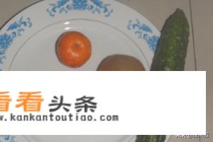 怎么用水果拼出荷花，池塘，金鱼？水果拼图