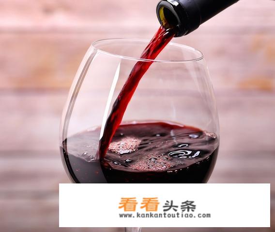 红酒没开瓶器怎么开用打火机