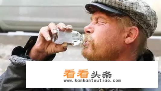 每天喝一瓶卖4元钱的白酒会酒精中毒吗