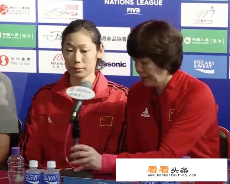 郎平在女排新闻发布会上给朱婷递话筒。你怎么看郎平这个暖心行为