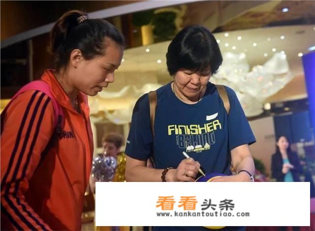 郎平在女排新闻发布会上给朱婷递话筒。你怎么看郎平这个暖心行为