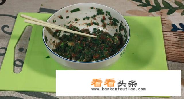 鲜嫩多汁的饺子肉馅调制过程
