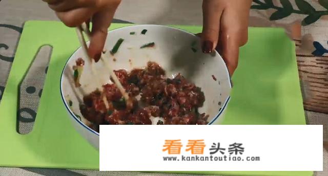 鲜嫩多汁的饺子肉馅调制过程