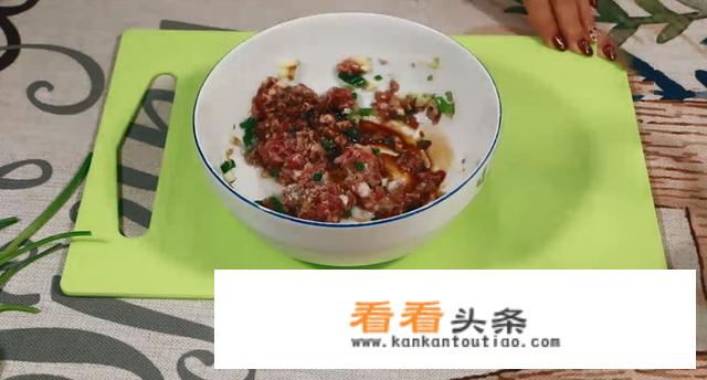 鲜嫩多汁的饺子肉馅调制过程