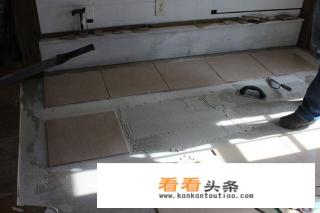 客厅地砖太滑，孩子走来走去老是滑倒，有什么好的办法吗