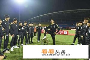 29日晚“熊猫杯”在成都结束，韩国男足击败中国男足夺冠，韩国球员脚踩奖杯你怎么看