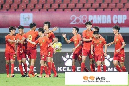 29日晚“熊猫杯”在成都结束，韩国男足击败中国男足夺冠，韩国球员脚踩奖杯你怎么看