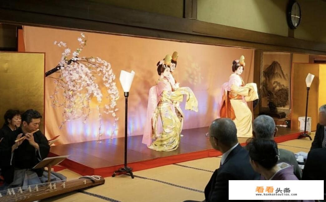 日本的艺伎是怎么样的，和京剧是差不多的吗