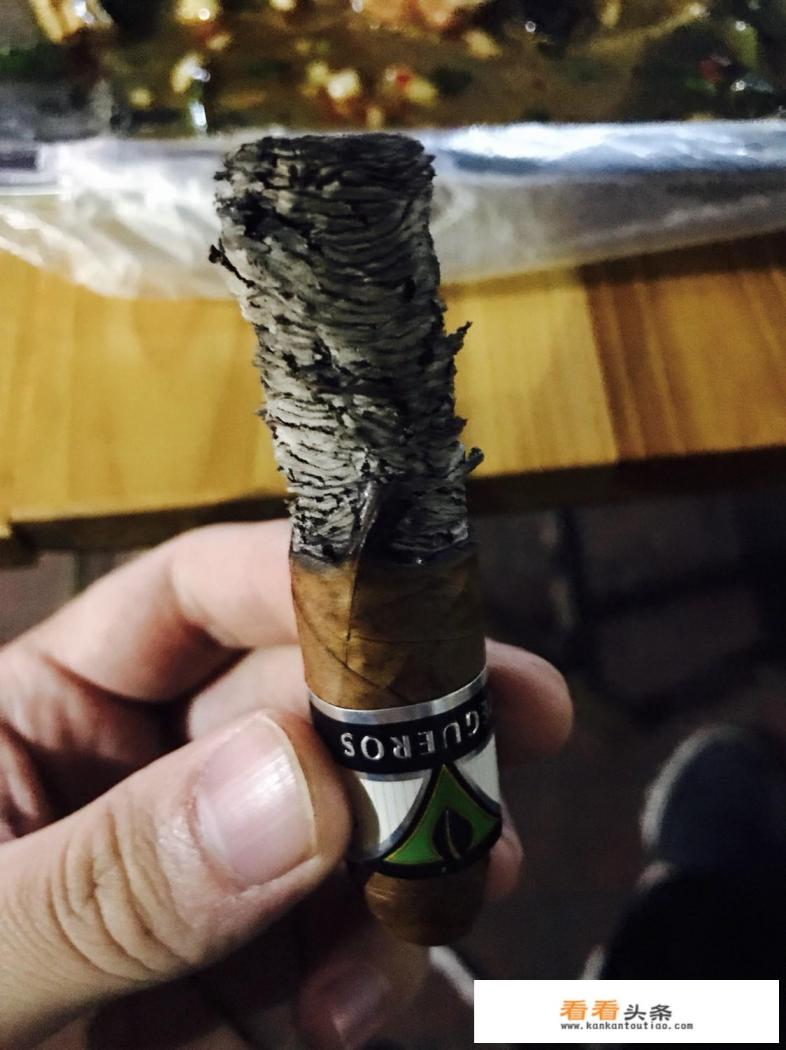有人说雪茄持灰，香烟持灰是一种轻松开心的挑战游戏，你怎么看