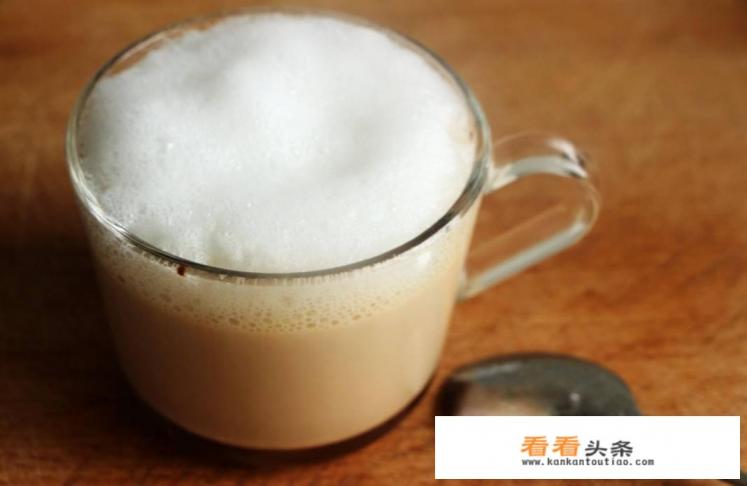很多咖啡上面有泡沫，是怎么弄出来的呢