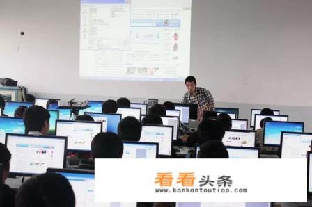 为什么有些高校的软件工程专业收费1.6万，而有些高校只收费4000多?谢谢