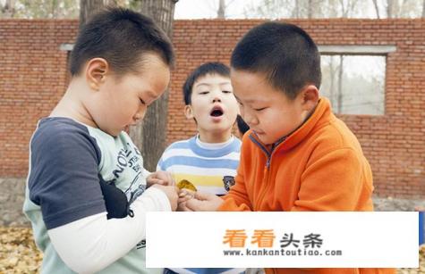 古人因为春天闲得慌，发明了斗百草的游戏，大家小时候都玩过吗
