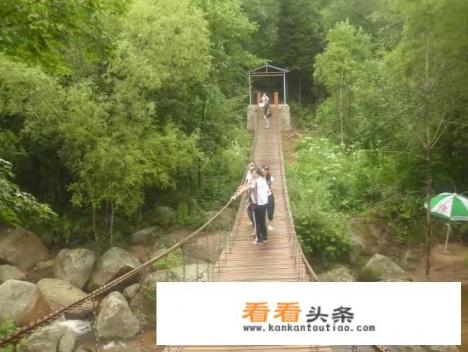 用一句话介绍你家乡的旅游景点和特色小吃，你会怎么说