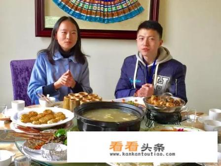 头条上的朋友们好！我纯粮散养了半个多月的黑乌骨鸡怎么能卖个好价钱？目前零售太慢