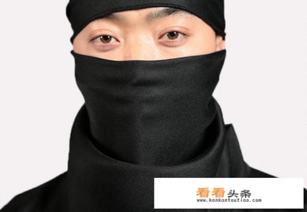 一部日本电影一群人在旋转楼梯被背后有张女人脸的怪物追
