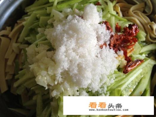凉拌菜放白糖有什么作用啊