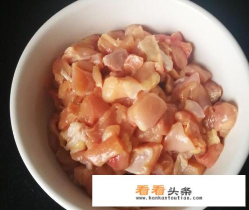 点了个宫保鸡丁，发现又酸又甜很难吃。问商家说是正宗做法