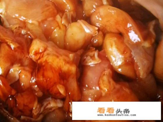 点了个宫保鸡丁，发现又酸又甜很难吃。问商家说是正宗做法