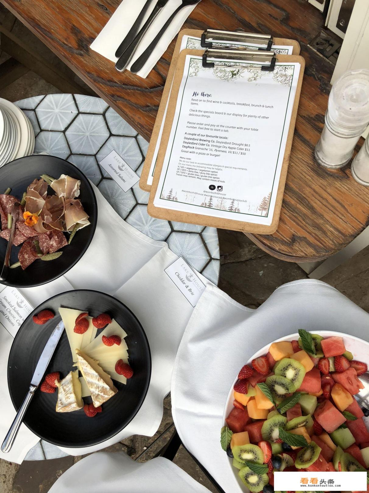 带女友一起外出旅游住宿怎么办 带女友一起外出旅游住宿怎么办