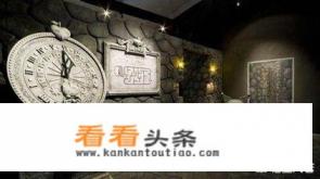 一部逃亡类的电影,里面讲述很多人生活在一个类似于真实世界的假世界里,里面会下雨打雷,唯独没有太阳 一部逃亡类的电影,里面讲述很多人生活在一个类似于真实世界的假世界里,里面会下雨打雷,唯独没有太阳