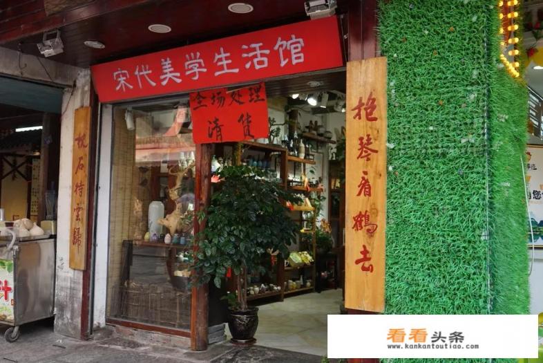 在阳朔西街旅行,纪念品店老板以不许拍照为由要求支付20元钱,你怎么看 在阳朔西街旅行,纪念品店老板以不许拍照为由要求支付20元钱,你怎么看