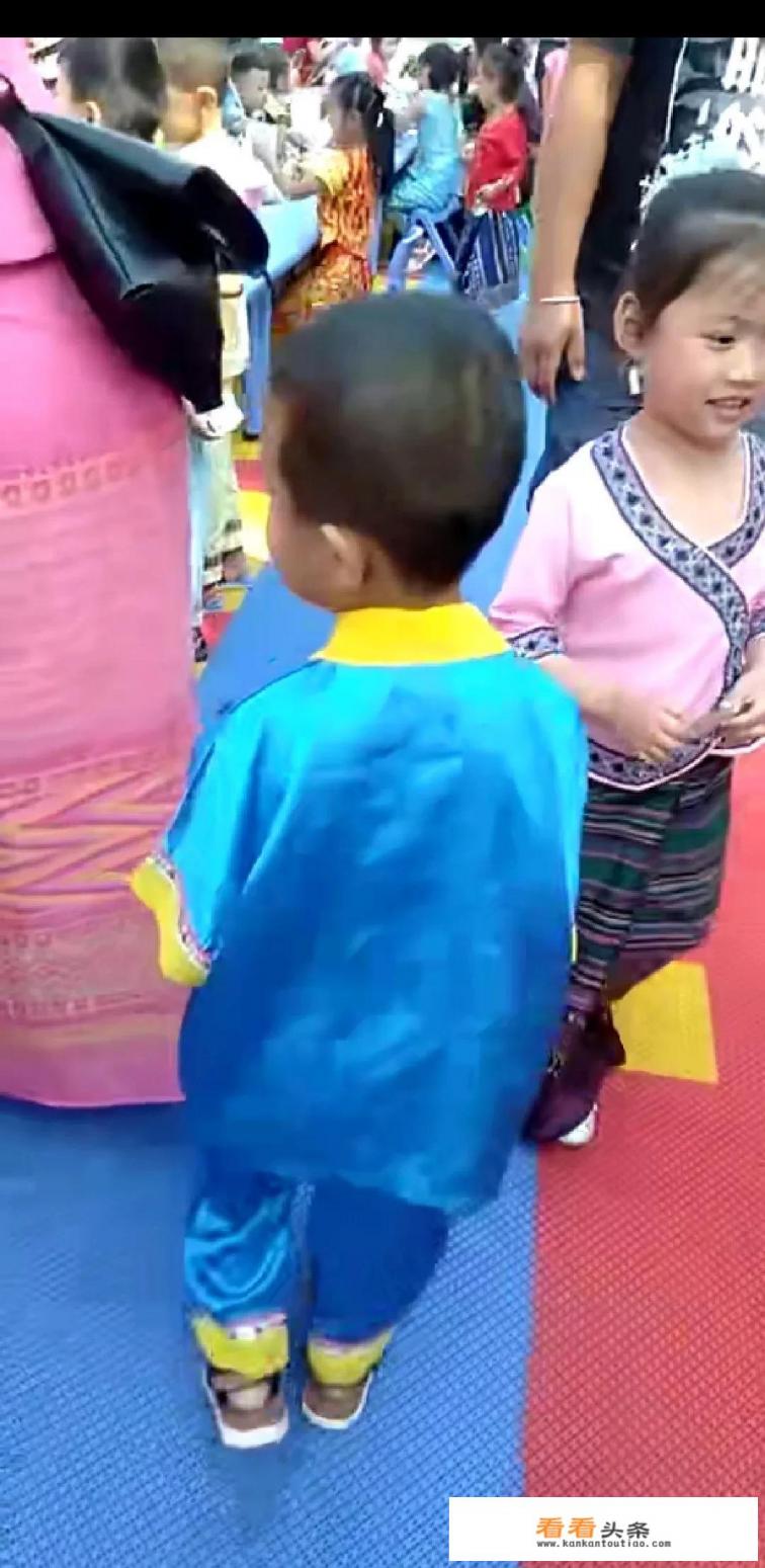 把孩子留在老家，老人带孩子的方式不科学，带着孩子又没法出来工作，怎么解