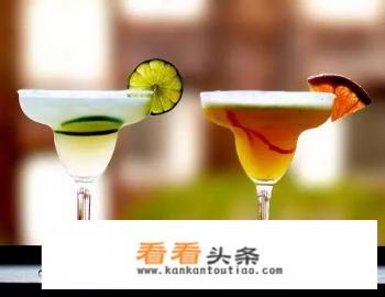 中秋之际,老公老婆不陪家人,而是相约朋友(男女)一起外出去旅游玩。这正常吗 中秋之际,老公老婆不陪家人,而是相约朋友(男女)一起外出去旅游玩。这正常吗