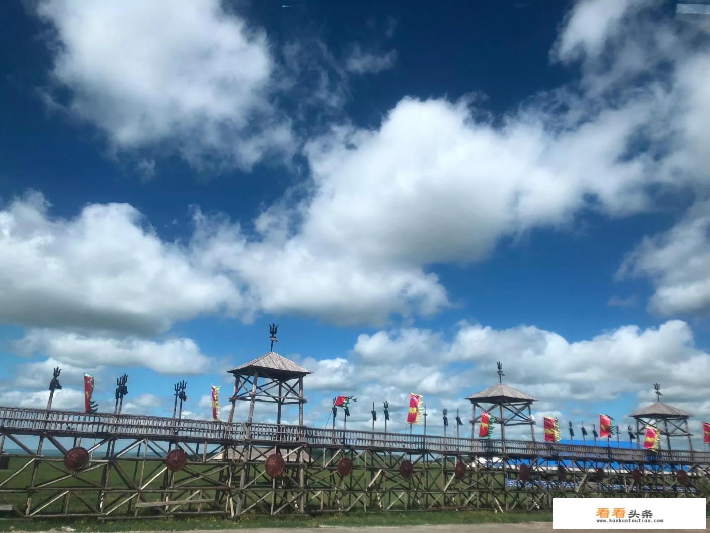 穿绿色裙子在草原拍照好看吗