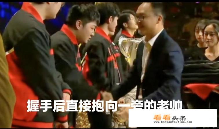 AG夺冠后KPL经理祝贺,却唯独没拥抱爱思,是否反映了当前版本辅助的存在感太低 AG夺冠后KPL经理祝贺,却唯独没拥抱爱思,是否反映了当前版本辅助的存在感太低