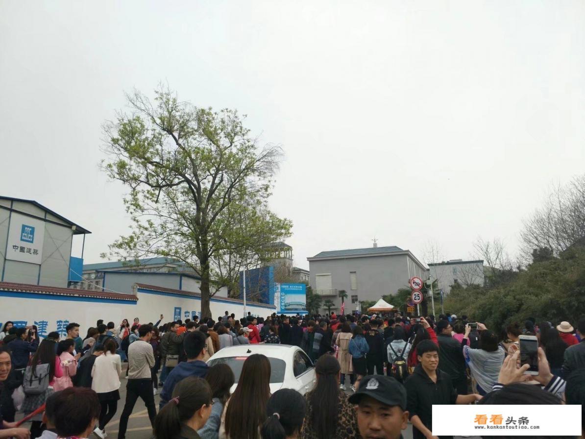 如何看待武汉大学樱花节西门被4个旅游团强行攻破的事件