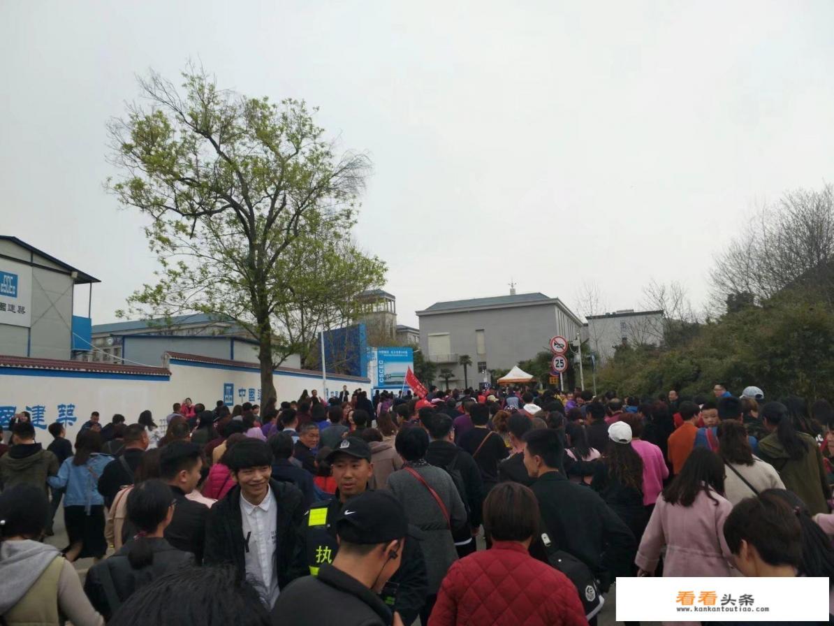 如何看待武汉大学樱花节西门被4个旅游团强行攻破的事件