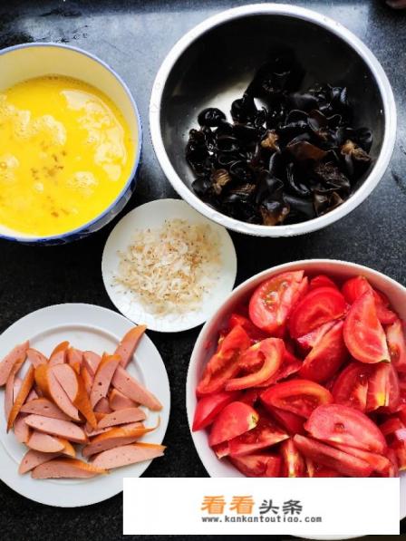 西红柿炒鸡蛋先炒谁