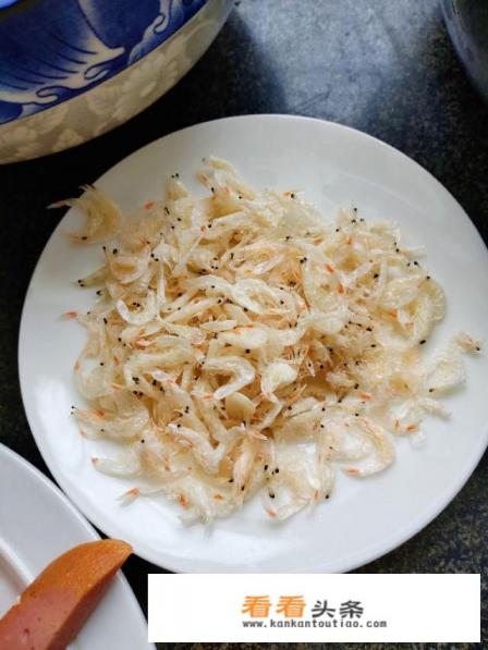 西红柿炒鸡蛋先炒谁