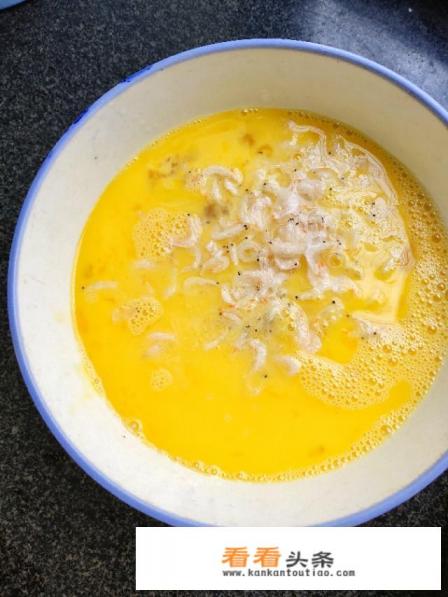 西红柿炒鸡蛋先炒谁