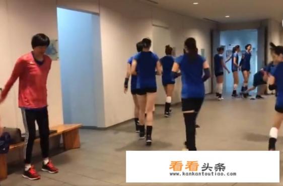 世锦赛首战即将开打，中国女排在适应场地前在走廊便开始了热身训练，你怎么看