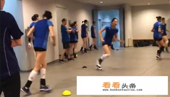 世锦赛首战即将开打，中国女排在适应场地前在走廊便开始了热身训练，你怎么看
