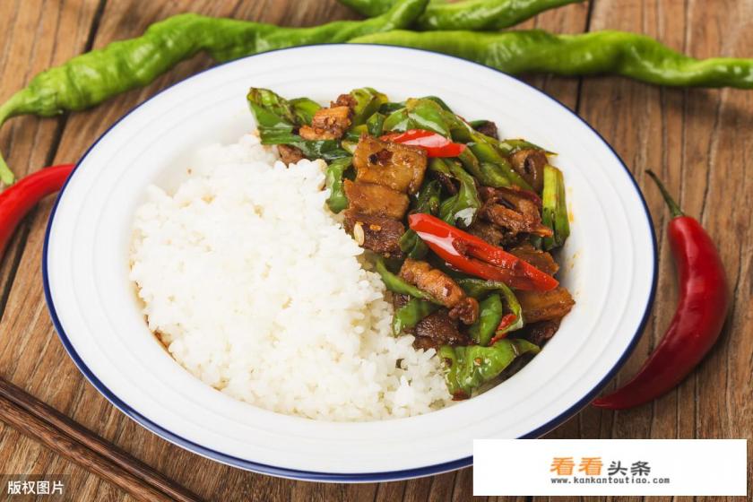 请问兰州拉面里的青椒牛肉盖饭做法