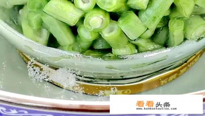 鲜豆角如何腌制的又酸又脆还不变色，怎么炒最好吃