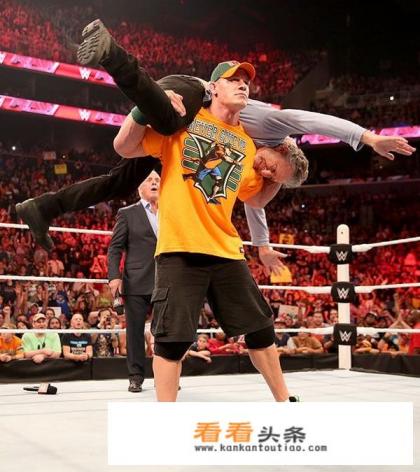 有哪些世界名流来了WWE后，反而被打了